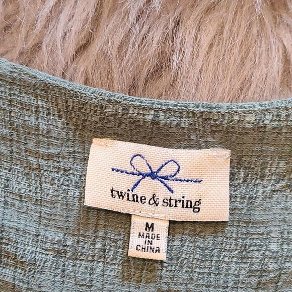 Twine ans string womens sleeveless ruffles sleeve green top with buttons size m - Picture 2 of 3